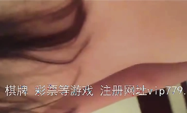 Membezakan pelajar kolej yang menunjukkan wajah mereka 