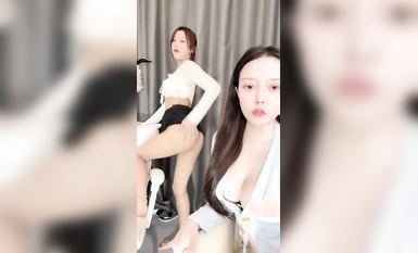 新人です！双子の美少女が海へ〜おっぱいが超ビッグ〜【小桃桃桃】ホワイトシロップが流れる！~ ~ (1)