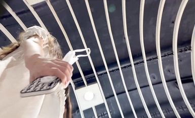 商城狂追腿細如臂女神級校花 又深又長的臀溝把半透明內撐開線了