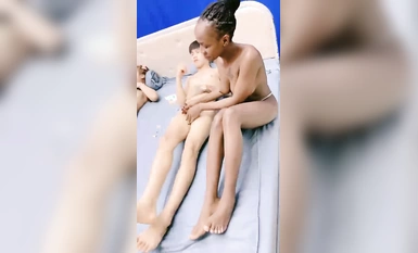 2位19歲小妹，【小西瓜黑白配】，被22CM大屌輪流爆艹，乾哭一個，遭老罪了 (8)