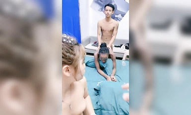 เด็กหญิงอายุ 19 ปีสองคน [แตงโมตัวน้อยในชุดขาวดำ] ผลัดกันโดนเย็ดโดยโต้งขนาด 22 ซม. ทำให้พวกเขาร้องไห้และต้องทนทุกข์กับผลที่ตามมา (7)