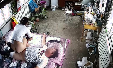 Pengawasan dirakam secara diam-diam merakam pasangan pertengahan umur sedang tidur siang semasa anak-anak tiada di rumah, supaya mereka boleh melakukan hubungan seks dengan cepat