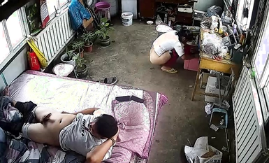 Pengawasan dirakam secara diam-diam merakam pasangan pertengahan umur sedang tidur siang semasa anak-anak tiada di rumah, supaya mereka boleh melakukan hubungan seks dengan cepat