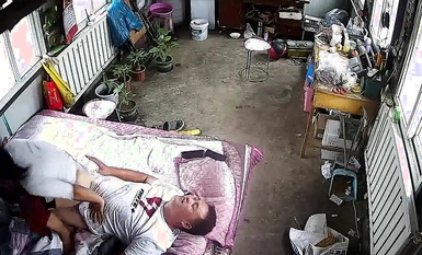 Pengawasan dirakam secara diam-diam merakam pasangan pertengahan umur sedang tidur siang semasa anak-anak tiada di rumah, supaya mereka boleh melakukan hubungan seks dengan cepat