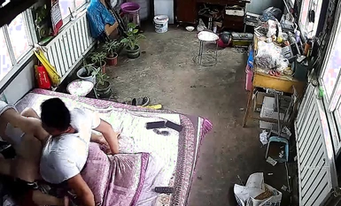 Pengawasan dirakam secara diam-diam merakam pasangan pertengahan umur sedang tidur siang semasa anak-anak tiada di rumah, supaya mereka boleh melakukan hubungan seks dengan cepat