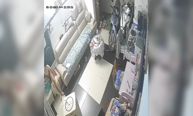 黑客破解家庭網路攝像頭偷拍 奇葩夫妻手裡端個盤女兒還在邊上刷牙就插入了