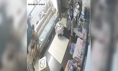 黑客破解家庭網路攝像頭偷拍 奇葩夫妻手裡端個盤女兒還在邊上刷牙就插入了