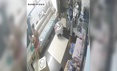 黑客破解家庭網路攝像頭偷拍 奇葩夫妻手裡端個盤女兒還在邊上刷牙就插入了