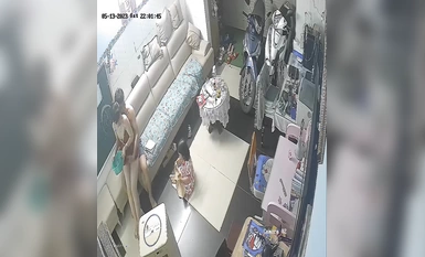 黑客破解家庭網路攝像頭偷拍 奇葩夫妻手裡端個盤女兒還在邊上刷牙就插入了