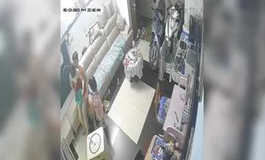 해커가 가정집 웹캠에 침입하여 딸이 양치질하는 동안 쟁반을 손에 든 이상한 부부를 촬영합니다.