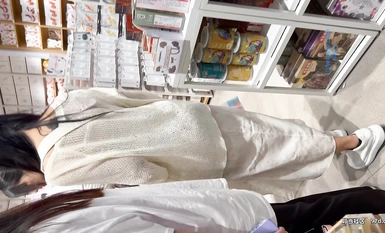 商城尾隨兩個買水杯時尚小迷妹 透過帶血窄內看到肥凸的陰部輪廓