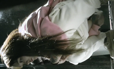 魔手外購精品廁拍大神潛入KTV女廁偷拍 小姐尿尿李寧牌運動衣美眉尿尿完在內褲扯出很多線頭