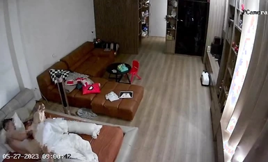 ハッカーが自宅のウェブカメラをハッキングし、兄とスリムで美しい嫁がさまざまな体位で喘ぎ、うめき声をあげる様子をこっそり撮影。