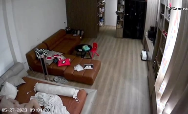 ハッカーが自宅のウェブカメラをハッキングし、兄とスリムで美しい嫁がさまざまな体位で喘ぎ、うめき声をあげる様子をこっそり撮影。