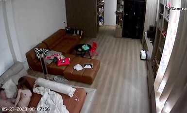 ハッカーが自宅のウェブカメラをハッキングし、兄とスリムで美しい嫁がさまざまな体位で喘ぎ、うめき声をあげる様子をこっそり撮影。