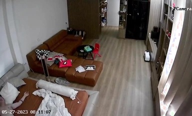 ハッカーが自宅のウェブカメラをハッキングし、兄とスリムで美しい嫁がさまざまな体位で喘ぎ、うめき声をあげる様子をこっそり撮影。