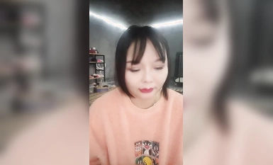 傲嬌寶寶SM工作室，全程露臉跟人妖一起玩耍，淫聲盪語灌腸摳弄菊花，讓人妖拳交菊花吃奶舔逼壓在身下爆草