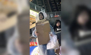 大神尾隨偷拍美女裙底風光 一箭雙雕睡衣姐妹一個還沒穿內褲蘿莉塔長裙靚妹。綠色碎花內。沒擦乾凈粘了紙