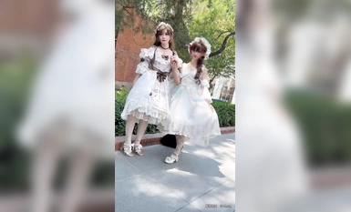 大神尾隨偷拍美女裙底風光 極品蘿莉塔學妹逛街白色絲襪蕾絲騷內氣質身材極品大蘿莉優美的身姿穿了肉絲騷內