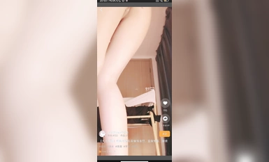 美女大學生自慰噴水