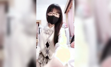 [直播系]悶騷的眼鏡妹 各種自插 騷氣上天最新合集 (1)