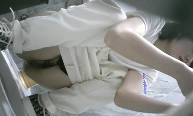 寫字樓女廁蹲守白色穿搭高冷短發美妞,被操得微黑的嫩穴四處亂噴