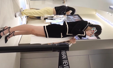 Pusat beli-belah YC beli-belah murah memburu bahagian atas tiub bercetak bertali hitam dan wanita muda yang cantik dengan bahagian dalam ungu lutsinar basah