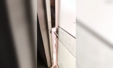 Mẹ tôi và tôi đang quan hệ tình dục trong phòng tắm, mẹ tôi nói: Đừng để bố con biết, ông ấy sẽ đánh chết chúng ta.