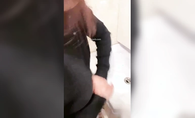 Mẹ tôi và tôi đang quan hệ tình dục trong phòng tắm, mẹ tôi nói: Đừng để bố con biết, ông ấy sẽ đánh chết chúng ta.