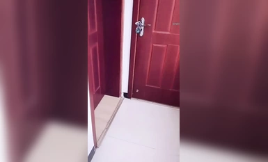 진짜 사악한 아들이 엄마를 섹스하고, 엄마는 거절하지만 너무 흥분해서 갑자기 문을 두드리고 오줌을 싸게 됩니다.