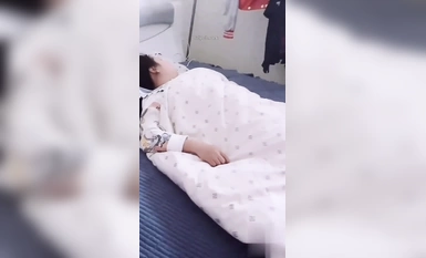 진짜 사악한 아들이 엄마를 섹스하고, 엄마는 거절하지만 너무 흥분해서 갑자기 문을 두드리고 오줌을 싸게 됩니다.