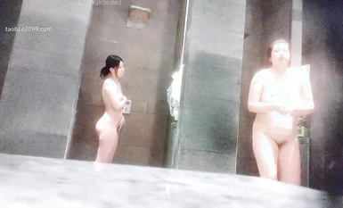 銭湯の従業員が、風呂に入る若い女性たちをこっそり撮影していた。