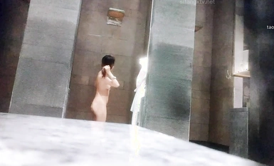 銭湯の従業員が、風呂に入る若い女性たちをこっそり撮影していた。