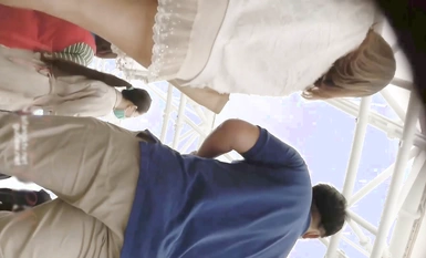 Tuannya mengikuti dan diam-diam memotret keindahan di bawah skirt, pemandangannya sangat mengagumkan, ia sangat jarang berlaku dan terbaik tanpa seks! Si cantik selekeh dalam gaun super pendek berani pergi membeli-belah tanpa memakai seluar dalam