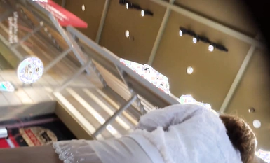 Tuannya mengikuti dan diam-diam memotret keindahan di bawah skirt, pemandangannya sangat mengagumkan, ia sangat jarang berlaku dan terbaik tanpa seks! Si cantik selekeh dalam gaun super pendek berani pergi membeli-belah tanpa memakai seluar dalam