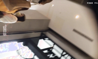 Tuannya mengikuti dan diam-diam memotret keindahan di bawah skirt, pemandangannya sangat mengagumkan, ia sangat jarang berlaku dan terbaik tanpa seks! Si cantik selekeh dalam gaun super pendek berani pergi membeli-belah tanpa memakai seluar dalam