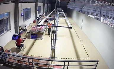 大きなニュースの監視は密かに仕事をチェックするふりを真剣に撮影した後、工場の組立ラインの監督潜水艦の女性労働者を撮影 幸いにも、監督者は、そうでなければ発見される2番目のショットの男性である