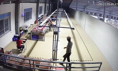 大きなニュースの監視は密かに仕事をチェックするふりを真剣に撮影した後、工場の組立ラインの監督潜水艦の女性労働者を撮影 幸いにも、監督者は、そうでなければ発見される2番目のショットの男性である