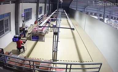 大きなニュースの監視は密かに仕事をチェックするふりを真剣に撮影した後、工場の組立ラインの監督潜水艦の女性労働者を撮影 幸いにも、監督者は、そうでなければ発見される2番目のショットの男性である