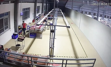 大きなニュースの監視は密かに仕事をチェックするふりを真剣に撮影した後、工場の組立ラインの監督潜水艦の女性労働者を撮影 幸いにも、監督者は、そうでなければ発見される2番目のショットの男性である