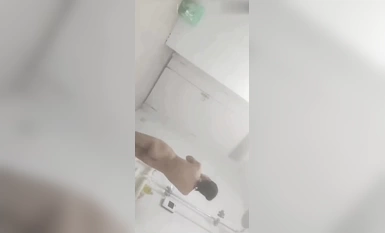 ชายคนหนึ่งปลอมตัวเป็นผู้หญิงและไปเข้าห้องน้ำหญิงเพื่อแอบถ่ายเด็กผู้หญิงกำลังอาบน้ำ หัวหน้ากลุ่มนี้จะถูกจับกุมแล้ว