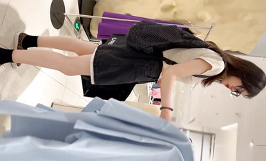 商場尾隨偷拍美女裙底風光 短裙眼鏡妹獨自逛街翹起屁股給你看橙色內內+長裙靚女獨自逛街可愛碎花內內呆萌的眼神