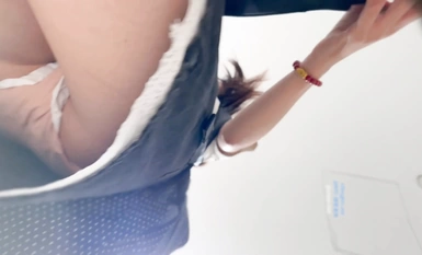 商場尾隨偷拍美女裙底風光 短裙眼鏡妹獨自逛街翹起屁股給你看橙色內內+長裙靚女獨自逛街可愛碎花內內呆萌的眼神