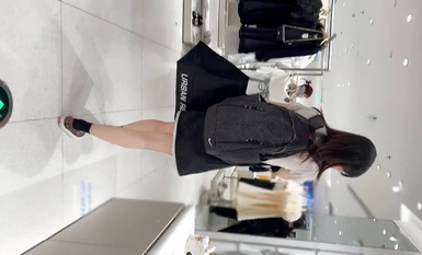 商場尾隨偷拍美女裙底風光 短裙眼鏡妹獨自逛街翹起屁股給你看橙色內內+長裙靚女獨自逛街可愛碎花內內呆萌的眼神