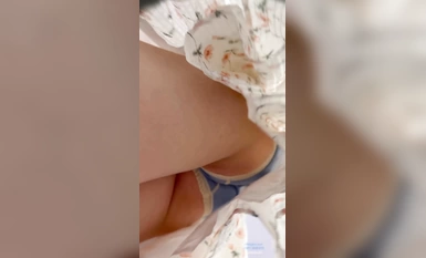 อาจารย์ถ่ายฉากใต้กระโปรงสาวสวยอย่างตรงไปตรงมา + สาวใส่กระโปรงยาวใส่แว่นไปชอปปิ้งกับเธอ ถุงน่องเนื้อแน่นและกางเกงชั้นในโปร่งแสงของเธอถูกถ่ายไว้ที่ก้นของเธอ