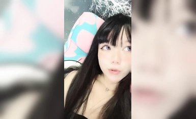 幼稚な美しい女の子、優しい赤ちゃんの声を生きる、アソコはまだ非常にピンク色ですああ、大きな黒い牛は少しアソコが濡れて再生されます。