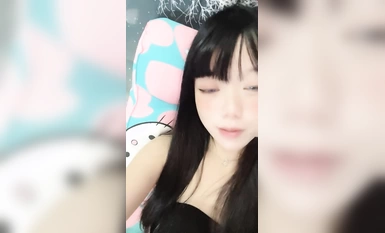 幼稚な美しい女の子、優しい赤ちゃんの声を生きる、アソコはまだ非常にピンク色ですああ、大きな黒い牛は少しアソコが濡れて再生されます。