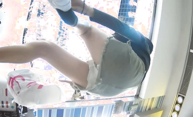 CD Dashen ติดตามและแอบถ่ายสาวงาม 3 คนสวมกระโปรงสั้นและลองสวมรองเท้าในห้างสรรพสินค้า ด้วยท่าต่างๆ และบั้นท้ายต่างๆ ใต้กระโปรง