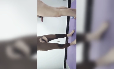 海角驚現癡女大神與公公亂倫-老公前腳剛走 後腳雯雯就被公公按著一頓狂操