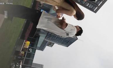 Selebriti internet yang hebat itu mengikut dan diam-diam mengambil gambar wanita cantik di bawah skirtnya Dalam pakaian kuning, si cantik itu mempunyai perangai yang terbaik dan banyak rambut yang terkeluar.